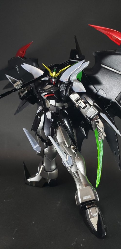 アクティブクロークはよりコウモリの翼に近い生物的なフォルムにリファインされ、表面のフィールドジェネレーターやホワイトの塗り分けを廃したシンプルなデザインに変更。