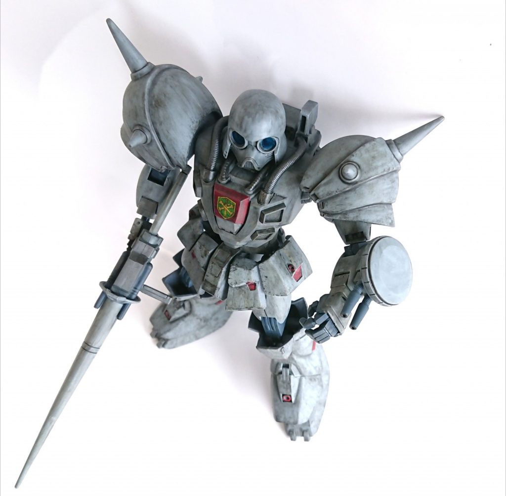 成形色仕上げですが、ウェザリングはキットの箱絵が素晴らしいので極力寄せた感じに仕上げました。デカールはエンブレムのみ。いつもはけっこう細かく貼るのが好きなのですが、このキットはデカール無しのほうが映えると判断しました。