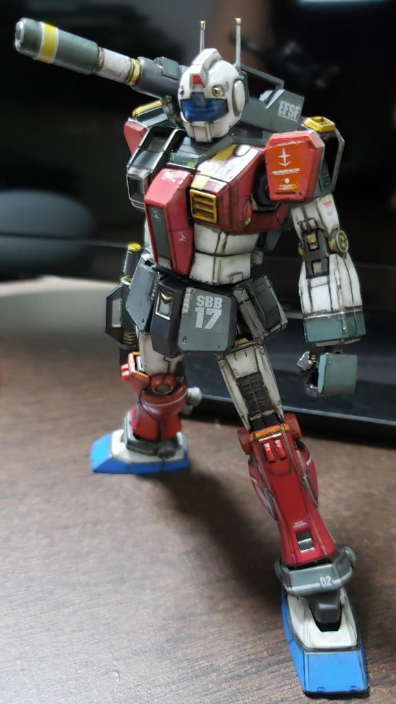 全身ショット。
足先をブルーにすると頭部バイザーと相まって意外に良いバランスになりました。