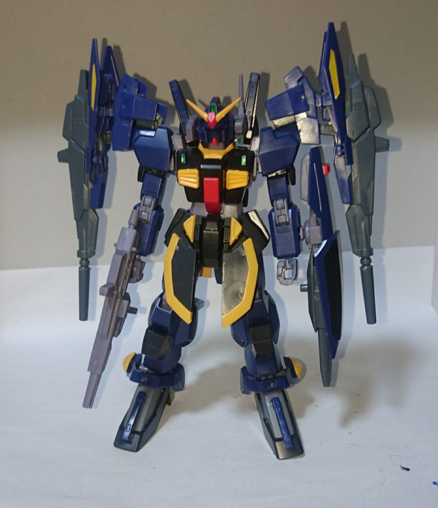 前作とほぼ同じ位置にバーザム装甲を付け、肩にビルドブースターMk-2のライフル等のパーツを付けました。
足はバーザムのを改良して移植しました。
武装
頭部バルカンポッド
ビームライフル
ビームサーベル×2(バックパック)
ビームサーベル×2(両足先端)
二連装ビームキャノン(シールド)
ビームライフルMk-2×2(肩部)