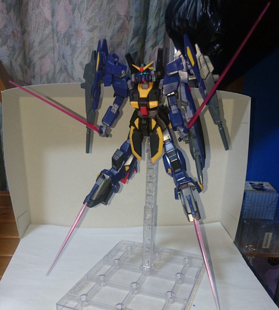 射撃武器は十分にあるので、今回は足からもビームサーベルを出せるようにしました。
蹴りながら斬りつける……イージスガンダムみたいなのをイメージしてもらえればいいです。