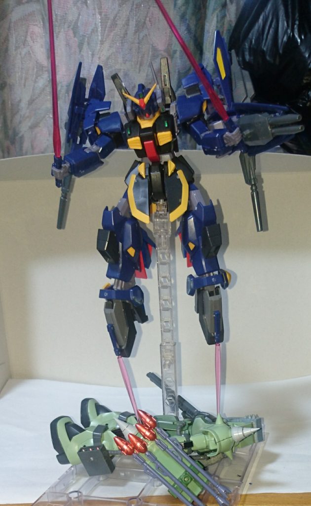 上空から踏みつける様に突き刺すといった奇襲戦法も取れます。