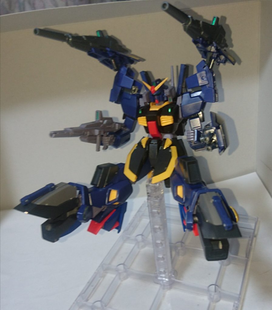 リバイヴ版になったことにより、可動域が増えたので、ポージングが捗ります。
これは射撃武器の一斉発射といったところですかね。
※足の先端にあるビームサーベルも、ビームガンとして使用可能(主に牽制用)