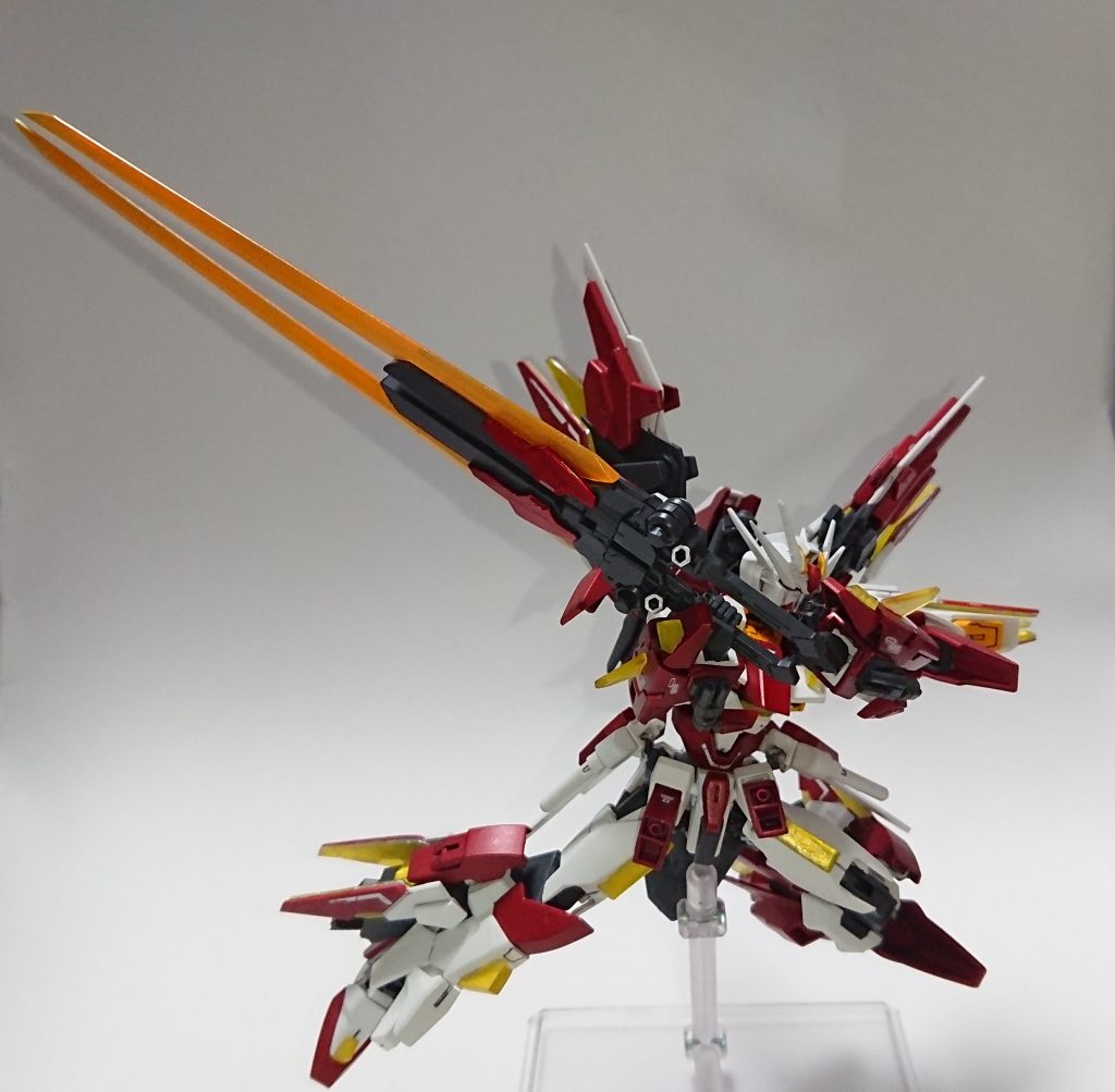 ストロングビームソード重装甲MSを容易く溶断する超高出力ビームソード。2本を連結して両刃の大剣にすることも可能で、使用しないときは腰部に折り畳んでマウントできる。