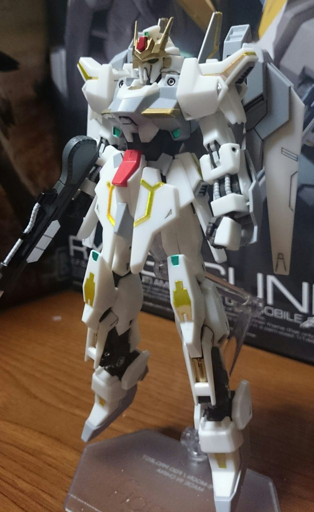 先ずは「素」の状態から

・ルナゲイザーガンダム

全身のシールは発光状態のホログラムシールを選択。ツインアイは緑色に光ってるものを選択っス。……まぁ、バイザー型のクリアパーツをヤスリスティックで磨いてるんで、すごーく見えにくくなってるんスけど。
イエローのパーツをゴールド、ガントレットとアンテナ中央の赤いパーツをロイヤルメタレッドで塗装っス。関節は一部を好みでホワイトを追加。またあちこちをゴールドとメタグリーンで塗装してるっス