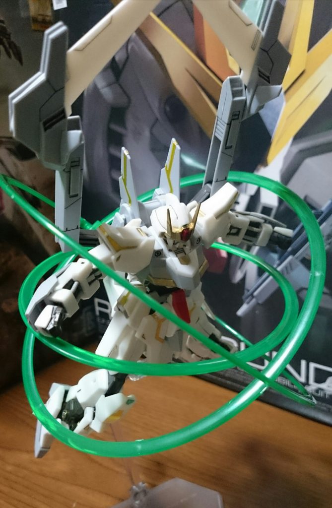 別角度から

正面から見ると、エフェクト取り付け用のパーツが股下に丸見えっス