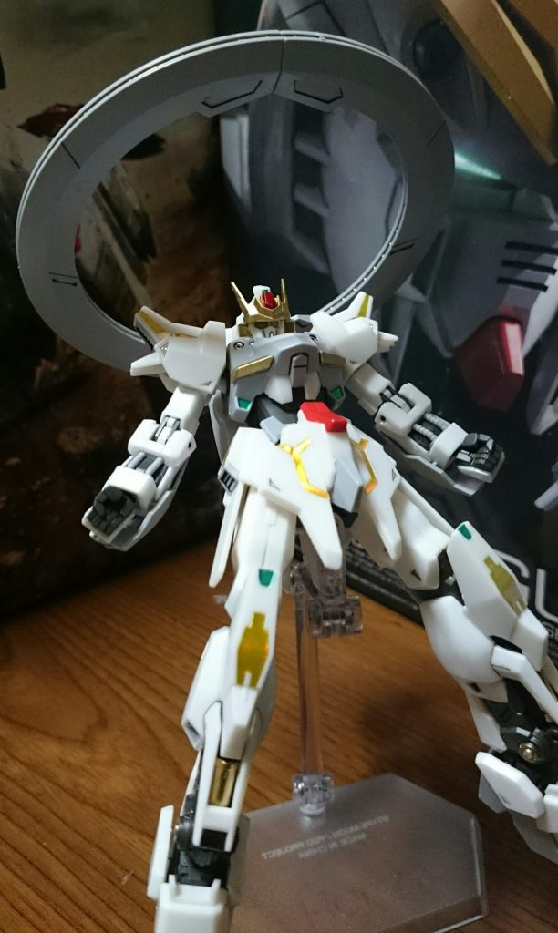 天使の輪のよう(にしてはでかい)に頭上に持ってきたり、