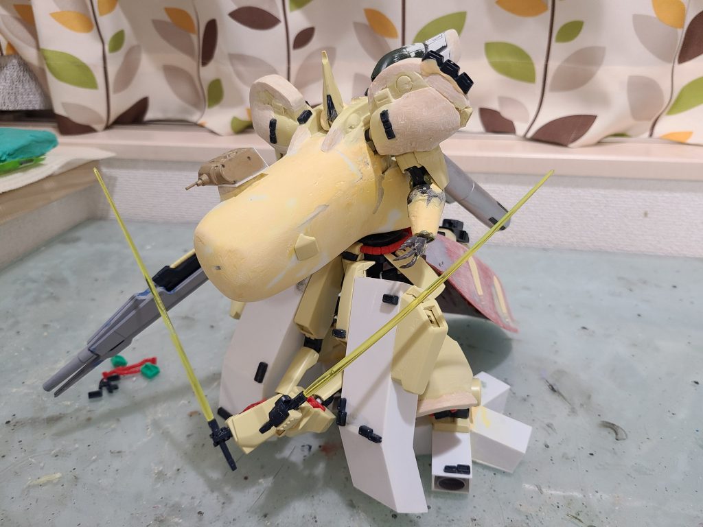 胴体の機銃砲塔には1/144のドイツ軍戦車のマウス、リアスカートはRE/100のナイチンゲール。
背中ウィングとプロペラントタンクはver.kaのHi-νガンダムのものを使用。
胴体の円筒型の独特な形はプラ板を熱成形し、その上からパテを盛りました。