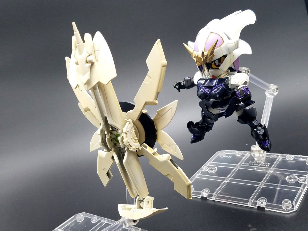 紫部を騎士ユニコーンのクリアパーツと同じラメ入りと解釈し、盾は過去の遺物を復元した設定で瞬着や溶きパテで粗めに表面処理した後に自家肌色で下塗りしランダムに白を吹いてウォッシング