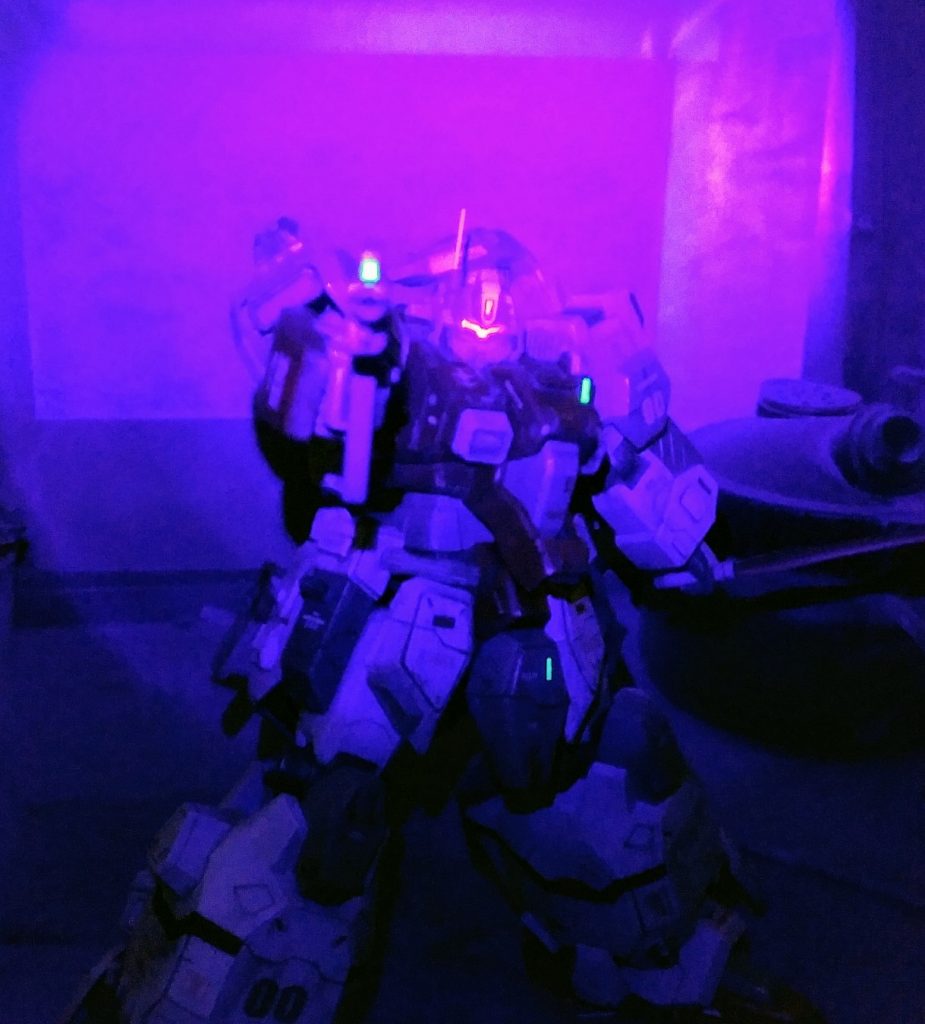 電飾をしない代わりに、カメラ部やセンサー部には蛍光カラーを使用したのでブラックライトで発光します。