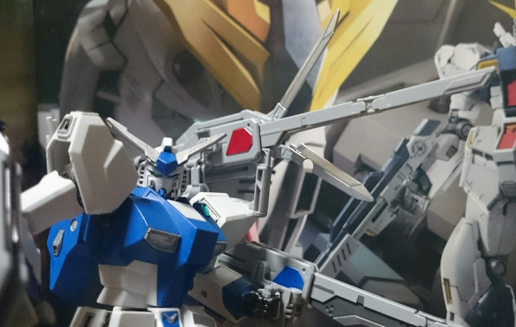 マーキュリーレヴはいくつかの連結ギミックがあるっス。

先ずはνガンダムの背部に取り付け。
こちら、本体とバックパックの間にジョイントアームを挟み、そこにマーキュリーレヴを取り付けてるっス！
これでヤナさんからレヴを借りた状態を再現っス！