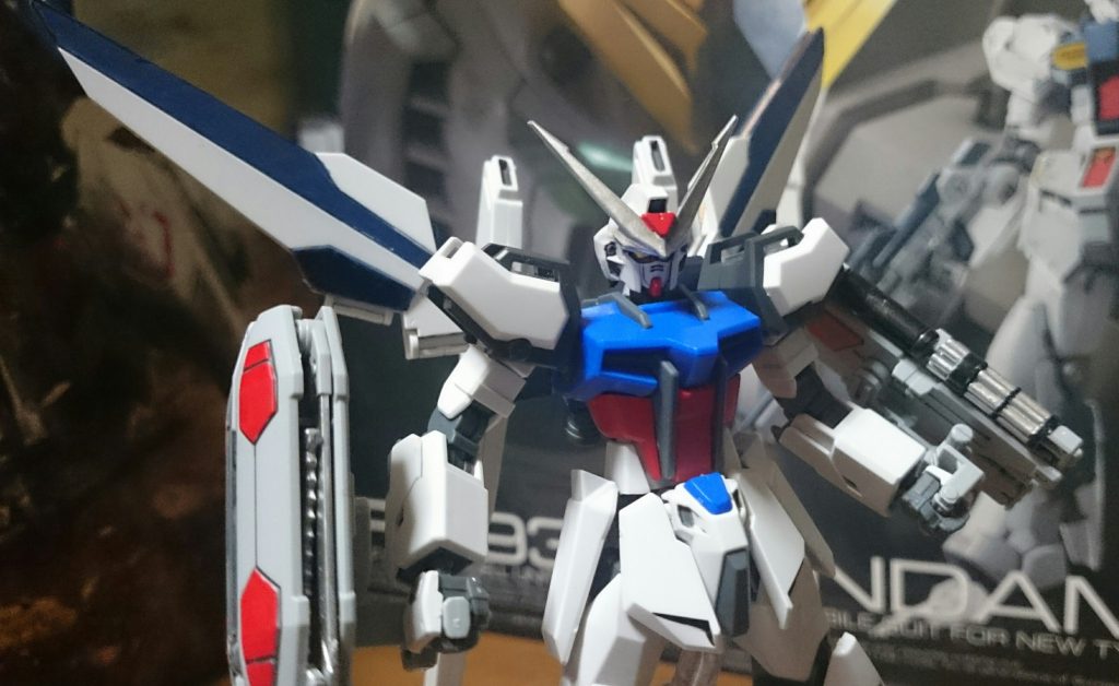 ・サテライトストライクガンダムもどき

サテライトストライクガンダム「もどき」っス！本来のサテライトストライクはエールストライカーを基部にツインサテライトを取り付けてるっスけど、自分にはそんな技術もなく、ベアッガイFに付属しているジョイントパーツを介してツインサテライトだけを取り付けてるっス。故に「もどき」っス。

……ストライクのブルーのパーツをビルドストライクと入れ換えた訳なんスけど、実は最初に取り付けたベアッガイのジョイントパーツが予想以上に硬く、無理に取り外そうとしたら、ピンがストライクについたまま中折れしてしまい、取り外しが不可になったっス…なので別途にビルドストライクの胴体パーツをふたつ(スターとギャラクシーから)用意し、片方にベアッガイのジョイントパーツを接着し、使い回してるっス