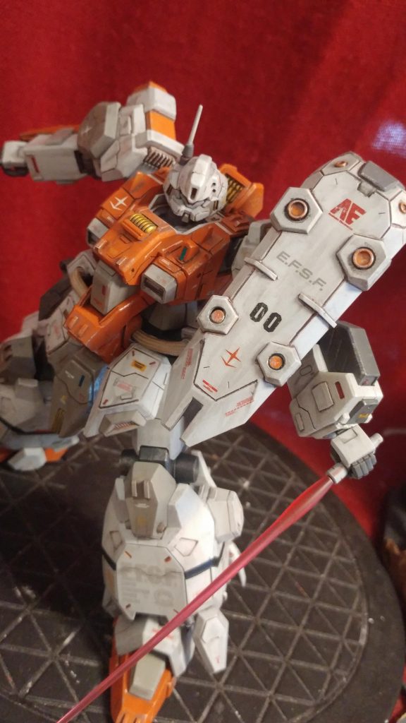 キットだと、折り畳んだ状態と、伸びた状態のパーツ差し替えで再現するシールドのアームを、ジャンクパーツの組み合わせで可動式に。差し替えなしで両状態を再現できます。
ちょいちょい「シイタケ」的なのも盛り込んでいます。
試験機的な意味合いを込めてナンバリングは「00」にしてあります。