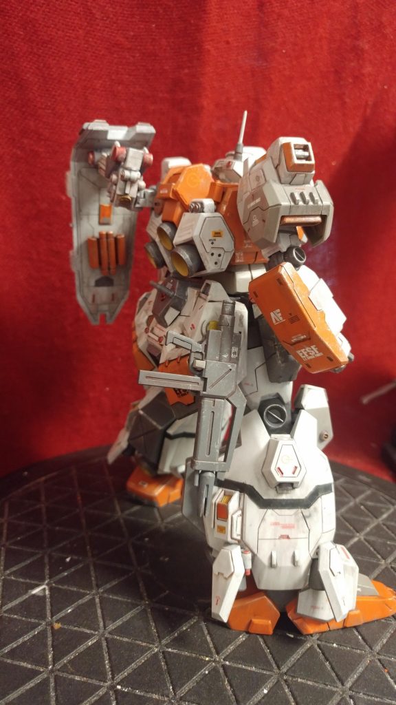 リアアーマー側面には、ビームライフルを懸架できる基部を設置(マグネット使用)。肩アーマーの先端のスラスターっぽいところは特にモールドもなかったのでプラ材で仕切り板みたいなものを追加してそれっぽく。二の腕側の可動アーマー内は、意外とチラ見えするのでバーニアと、裏打ちでちょっとした対策を。