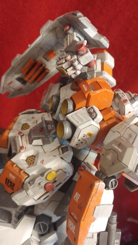 全体的にパワードジムやゼータプラス(テスト機)のような、ポップな「ハイビジカラー」にしてみました。右腕が寂しかったのでジャンクパーツを切り貼りして、籠手のような追加装甲を。