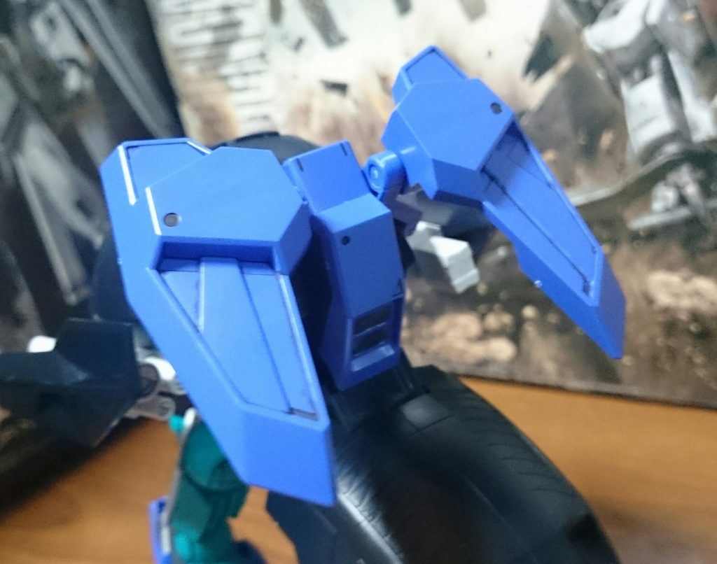 後頭部のパーツはリボンのように見えて女の子っぽさがあるっスね。……まぁ、モチーフがウォドムな時点で女の子っぽさがあるのかどうかわかんないっスけど
ちなみにこのパーツ、最初はリアアーマーだの言われて、エクスヴァルキランダーのアンテナのこともあってコアガンダムIIに取り付けられるかと誰もが思ったんスけど、なんと無理だったっス。というかそもそもサイズがダンチすぎる…
…しかし…?