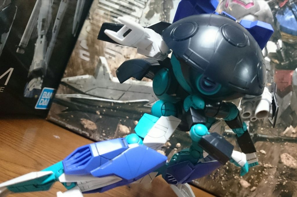 アーマーユニットを取り付けても可動域が狭まるなんてことはないっス!
ただこの子、足首の横方向への可動があまり動かず、脚を広げると接地性が悪くなるっス…