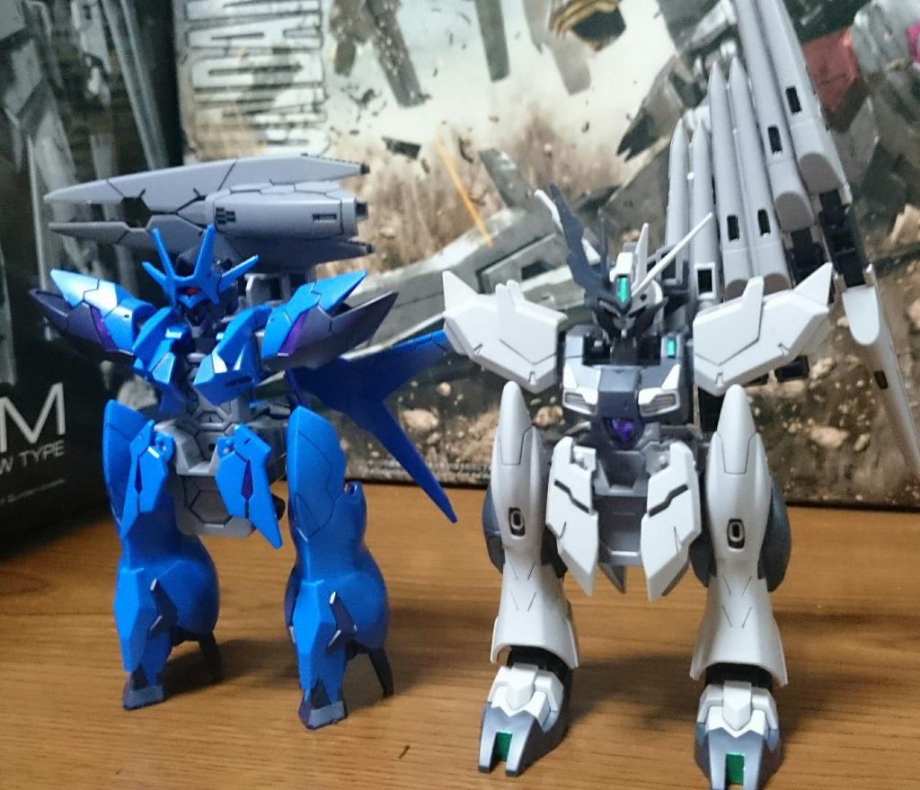 先ずはフェイクν座の聖衣とアルスアースリィ座の聖衣……もといオリジナル台座同士の比較っス。
ヒロト側のプラネッツシステムのアーマーたちは一期と二期のアーマーたちで一部共通パーツがあったっスけど、アルス側のアーマーたちは共通パーツは無しっス!