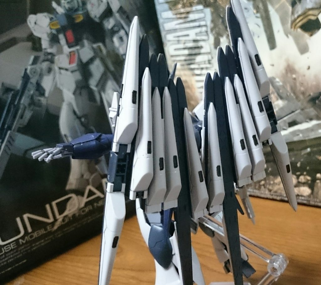 ただし、フィン・ファンネル(右側)は説明書と正反対に組む必要があるっス。
とにかく、これで可動するファンネルは4基になったっス!……それ以上に可動しないファンネルも増えたけど。そうか、このダミーファンネル、これがフェイクの由来か…(違