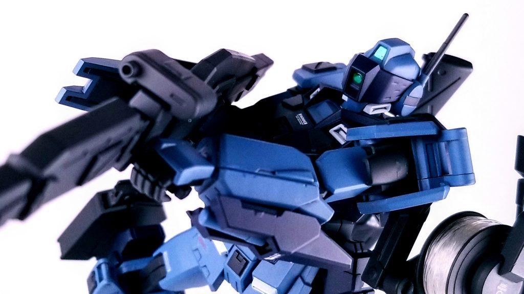 連結可能なビームライフル。照射ビームが撃てる設定です。
もう一つジムスナイパーⅡのライフルを背負っていてそっちはガンプラバトルにおけるアブソーブ対策として懸下しています。