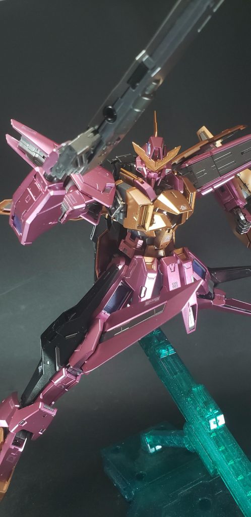 GNビームサーベル - 
腰部後方の装甲裏に2基を格納する。
GNシールド -
 Eカーボン製のシールド[68]。先端部は開閉構造となっており、開閉したクローの間には隠し武器として伸縮式の短剣「GNシールドニードル」が内蔵されている[69]。この短剣は高周波振動を起こすGNソードとなる[72]。このクローはハレルヤが好んで用いる