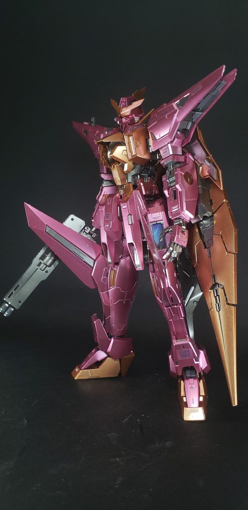 GNビームサブマシンガン -
 高い連射性能を持つ2連装ビーム砲。高速移動時でも高い命中率を発揮する[68]。巡航形態では銃身がマニピュレーターで保持されたグリップ部を残して分離し、右下腕部に固定される。この状態でもグリップからの無線制御により、発砲は可能[