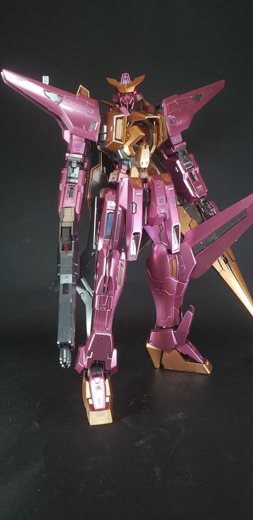 GNハンドミサイル - 
オプションとして両腕に装備される大型ミサイルランチャー。片腕ごとに3連装式の発射筒を3基、両腕合わせて18発のミサイルを装填する。資料によっては「サブマシンガン付属ミサイル」とも呼称され、GNミサイルではなく旧来の炸薬式弾頭を使用すると記述されている[69]。しかしながら、本装備をGNハンドミサイルと呼称する記述も存在する[29]。『1st』の第11話で使用され、人革連の超人機関施設を完全に破壊する。なお、グリップ部はGNビームサブマシンガンと同様の無線制御が可能なもの