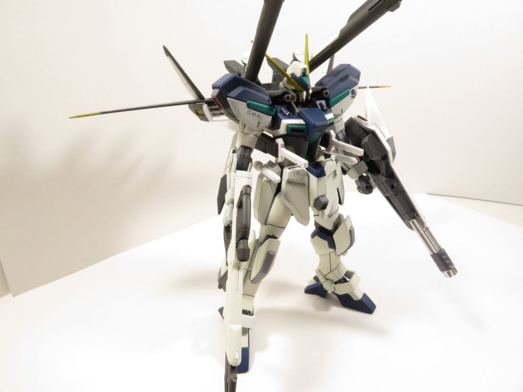 顔のフェイスは、純正を切り刻みフリーダムのフェイスを移植しました。
ビームライフルは、一色だったのをカバー部分を白に塗り分けてみました。後は、IWSP専用シールドを純正のシールド取り付けジョイントに取り付け出来るように加工しました。