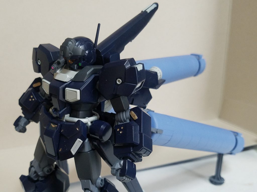 腕にパーツの取り付けを実施。
マガジンとビームサーベルは取り外せるようにしてあります。※下にパーツの写真あり