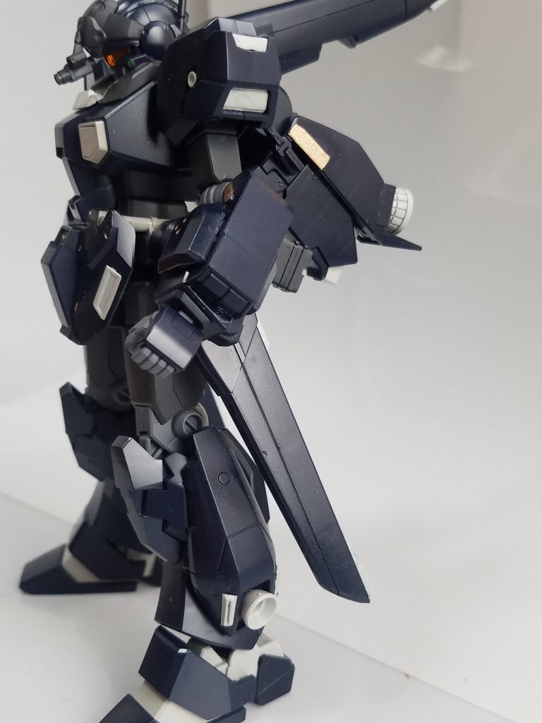 バックパックの改修にあたり、スタビライザー?を腰に移動。
足にオプションパーツを固定。
今回のキットはスタークジェガンのパーツがたくさん入っており、かなりお得でした( *´艸`)