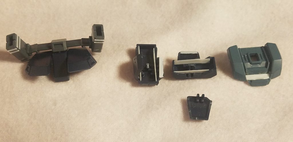 腕の追加パーツは写真のように切った後に、プラバンで塞ぎました。
襟元はアクセントをつけたく、胸元を少しずらしてあります。