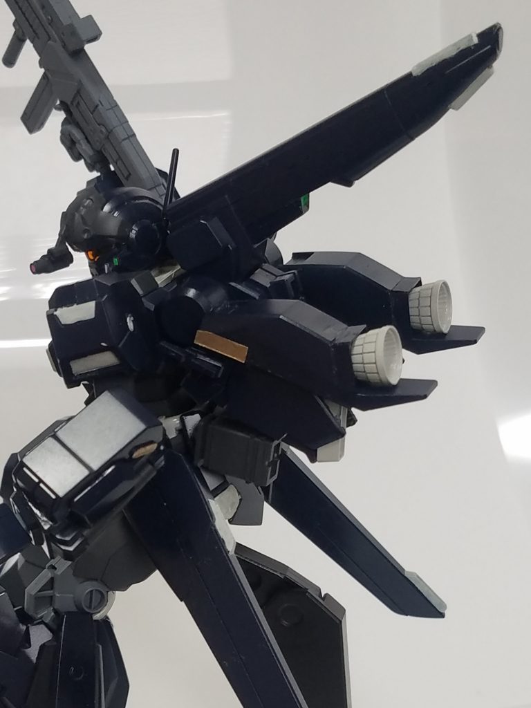 バックパックの追加パーツもプロペラントタンクに当たらないよう、奥まで押し込んでないです。