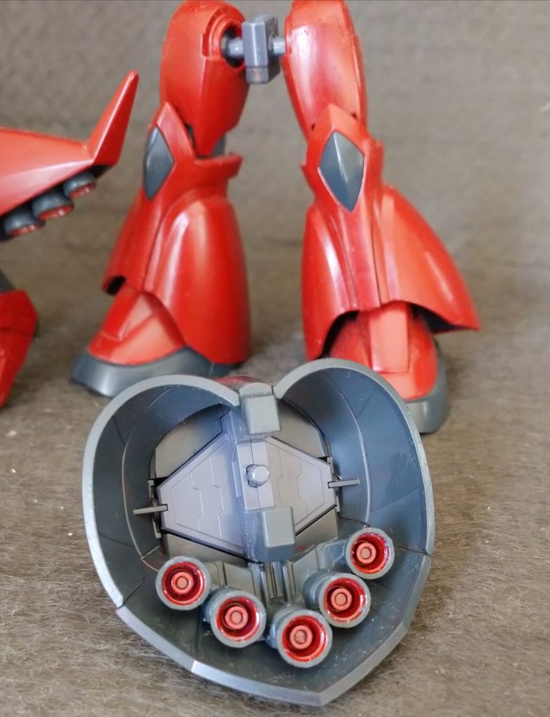 リアスカート内のバーニアはリック・ドムIIを小加工して接着してます←プレバンはこれを再現してない(笑)塗装は､ネオ･ジオングレッドとネイビーブルーです