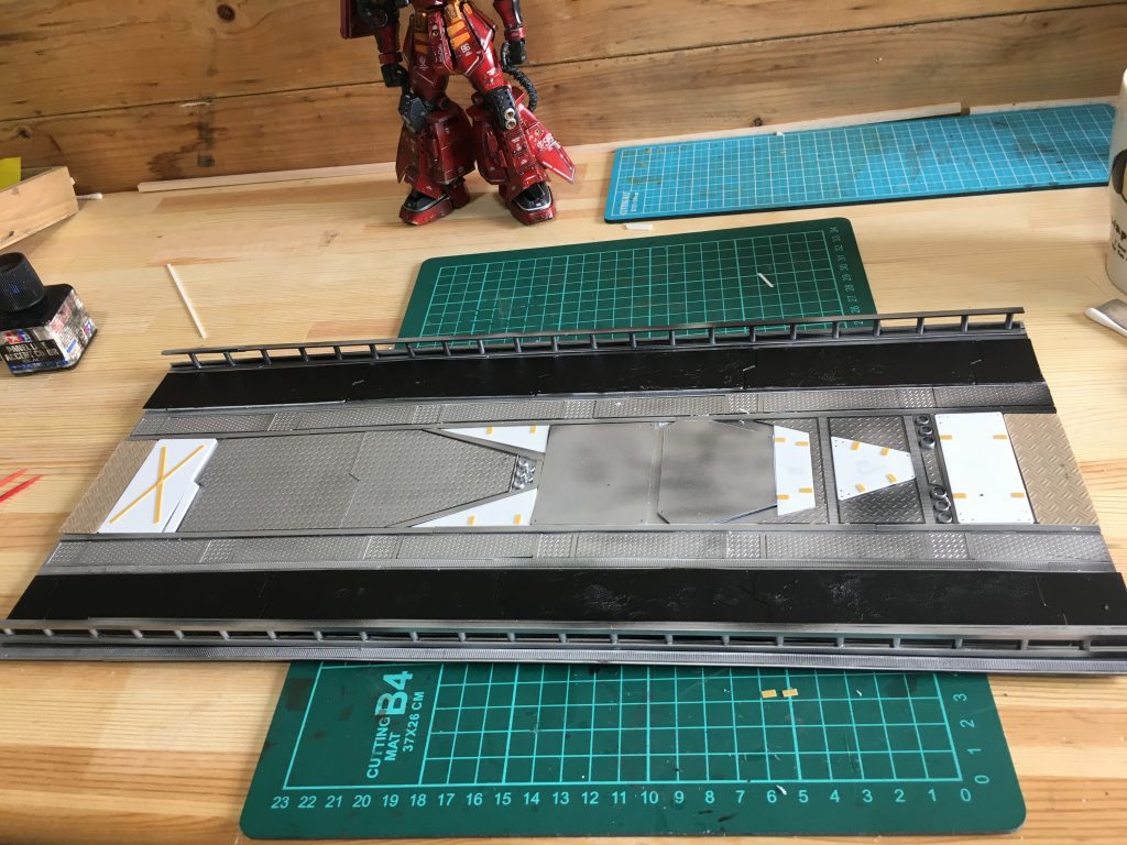 宇宙ステーション的なジオラマ、
いろいろなプラ板を組み合わせて制作。