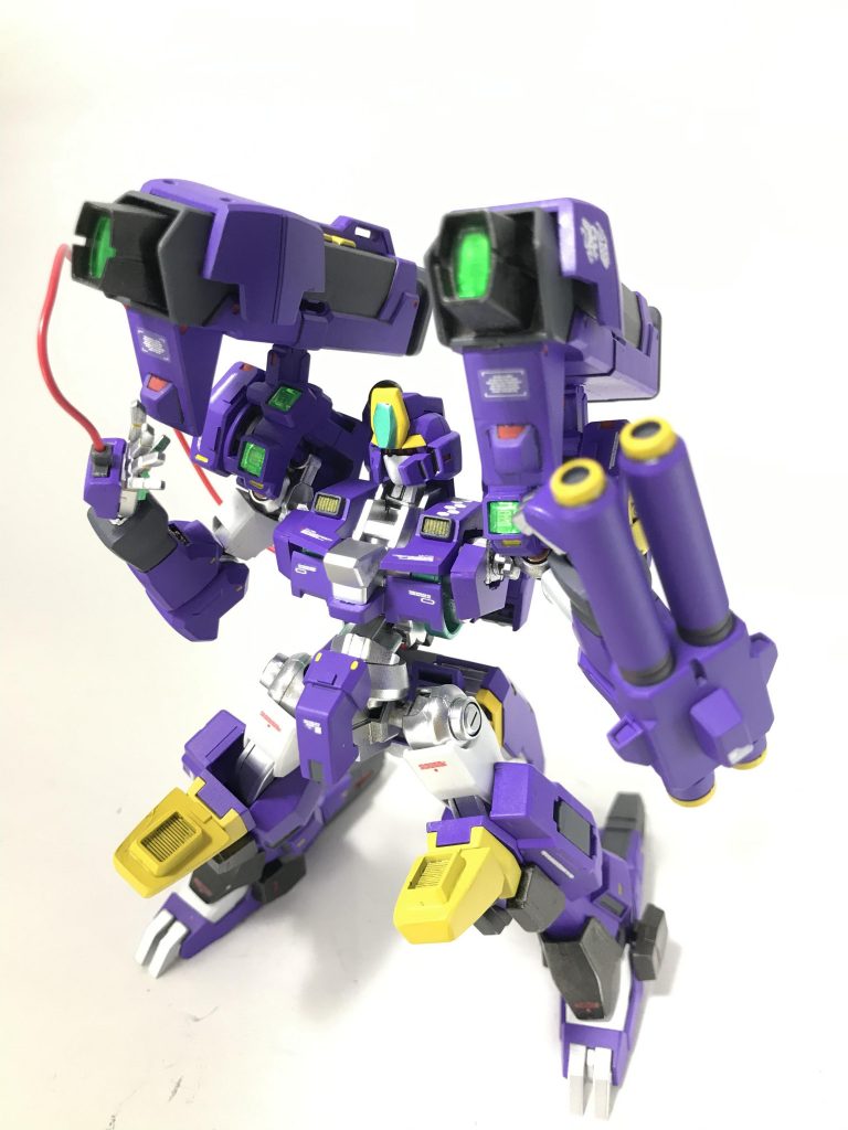 肩に装備してあるのは特殊大型レールガンのドライバーキャノン