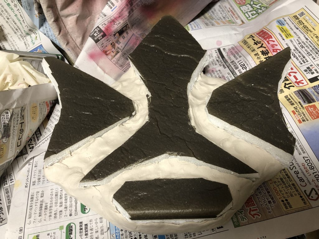 発砲スチロールの上に壁紙シールのレンガ風を切り取って間に粘土を詰めて塗装しました!!何とここまでで300円でできます(`•∀•´)✧そこに塗装を溶岩風に
ガンダムマーカーメタリックレッド
エヴァイエロー
フラットブラックで仕上げました( ´ ꒳ ` )ﾉ