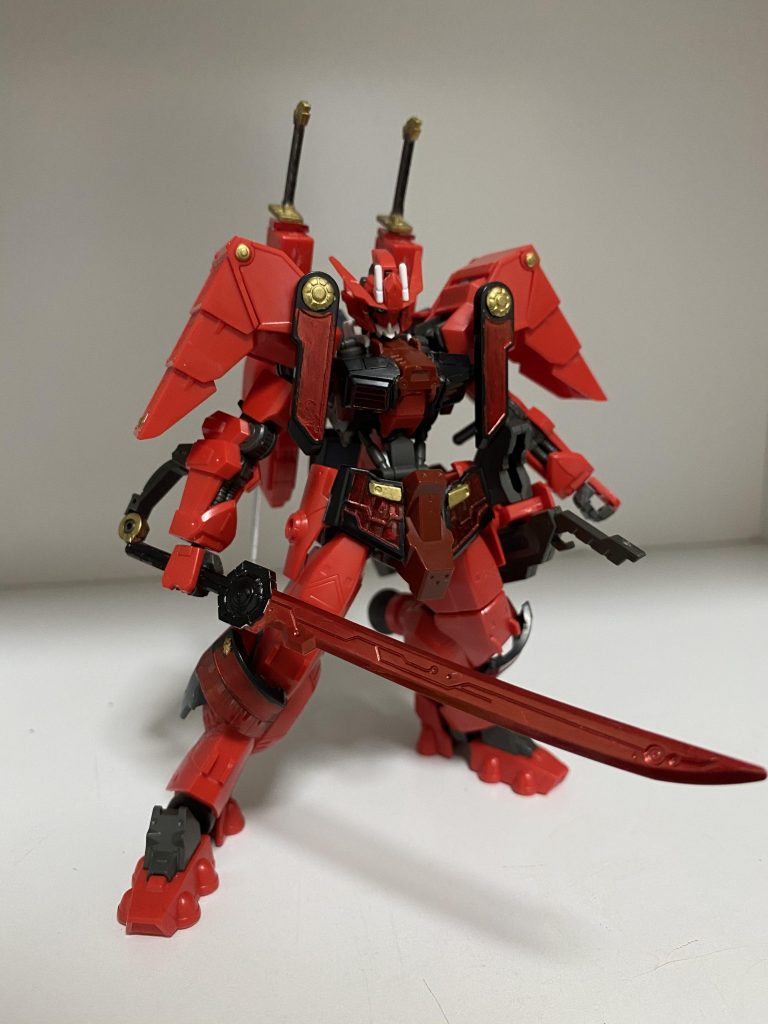 ラミネートソードは刀身をガンダムマーカーロイヤルメタレッドで塗装。