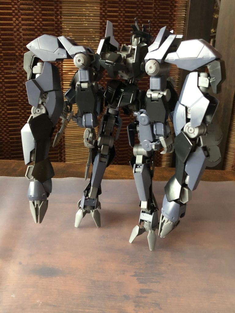 背中のギミックは余ったプラモのランナーを切り取りグレイズ・アインの胴体の背中につけてウヴァルの背中に取り付けました‼︎また肩の脚みたいな部分も同じ造りです。