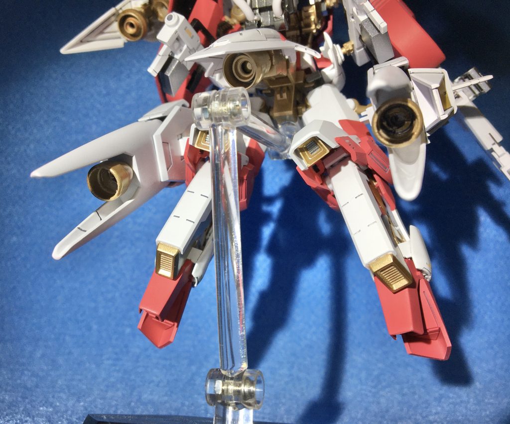 【レッグスラスター】
HGの百錬のオケツと、シナンジュスタインの肩アーマーで構成。可動軸を新造し、スタイン側のパーツが上下に動く仕様に。因みにスタイン内部のスラスターは、MGブリッツの背部スラスターを2つに割ったもの。