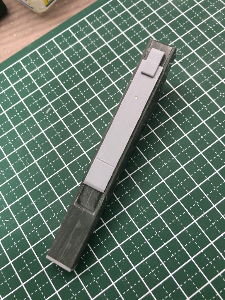 背面バインダーはサバーニャのホルスタービットを2つ繋げ合わせた物にプラ板などて加工したパーツを組み合わせています。
