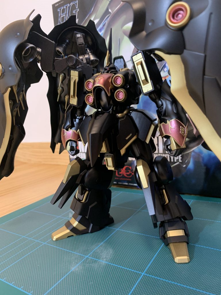 胸と腕の塗り分けをどうするか迷いましたがメタリックレッド塗布後、ガンダムマーカーのゴールドで仕上げました