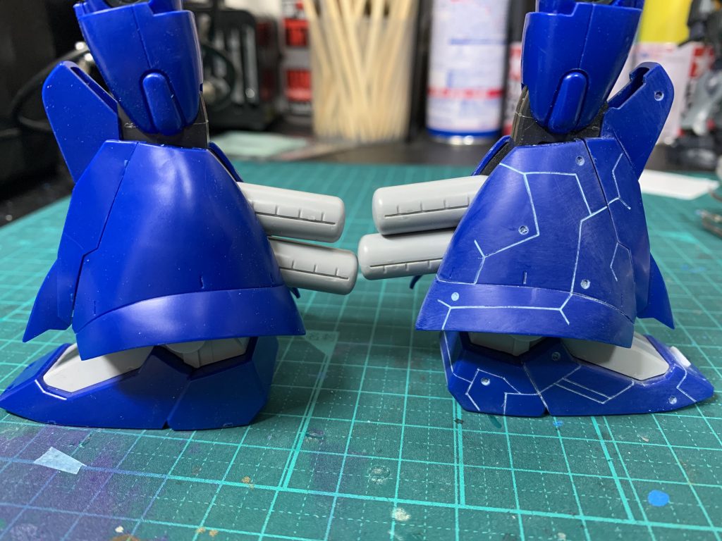 合わせ目消しをし、スジボリとプラバンでディテールアップをしました。