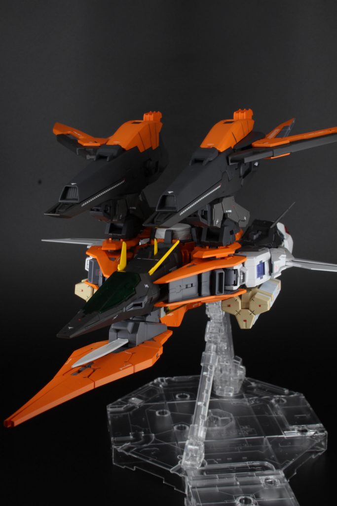 飛行形態かっこいいです(*ˊ˘ˋ*)
シールドを背中に装着できるようにしたのが飛行形態時にもいい感じになりました。