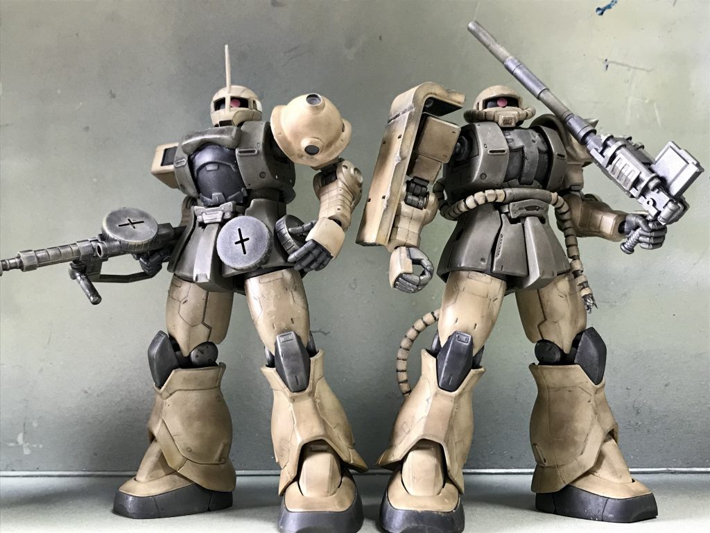 ついでに、今回使ったキットからザクマシンガンのマガジンを1個、トップ機に譲りました。これでトップ機も完璧です。
これにてトップ小隊機が揃いました。あ、アスのことはトップ姉さんが「忘れな!」と言っていたので…居なかったことにw
う〜ん、大満足です!