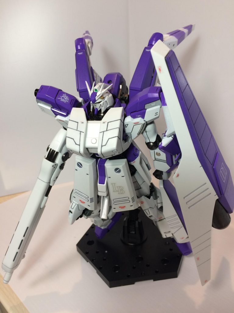 塗装が剥がれるのが怖くて、似たようなポージングしかできない人間です苦笑
案の定、撮影中に塗装をちょっと剥げてしまいました泣
シナンジュスタインベースのHi-νで何番煎じだという感じですが、ミキシングにラインに沿った塗り分け等々、沢山の初挑戦が詰まったものです。
当初はビルドファイターズのような方向を目指していたので、変なとこに3mm穴があったりするのですが笑、宇宙世紀にとどまったものになりました。
ご覧いただきましてありがとうございました😊