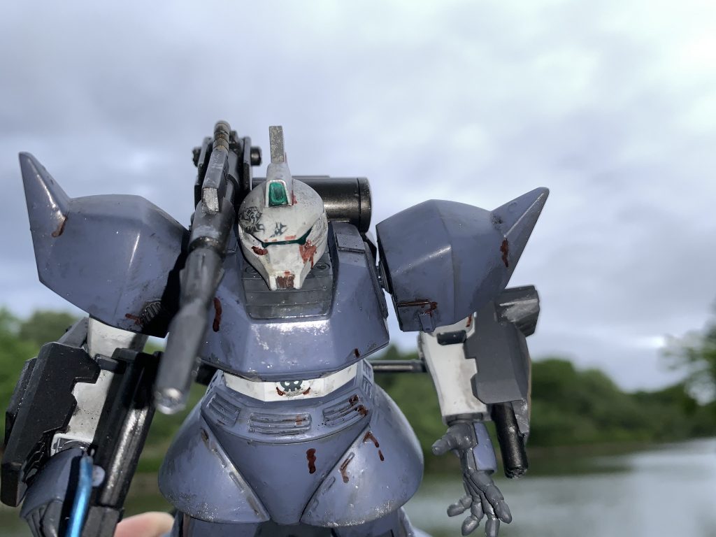 ウェザリング。墨入れ塗料で軽いウォッシングもしたのですがわかりづらい感じになっちゃいましたね汗
ウェザリングマスターは金属感出すのには一番簡単にも思えました。
ゲルググキャノン好きなんですが、再販も即売り切れでなんとか1体確保って感じでした><またすぐに再販される事を切に願うばかりです、、、。