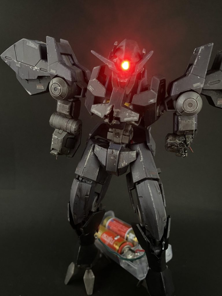 グレイズアインにはグランドブラウンでウォッシングをし、ガイアノーツのダークステンシルシルバーでドライブラシを施しています!
電池ボックスはご愛嬌w