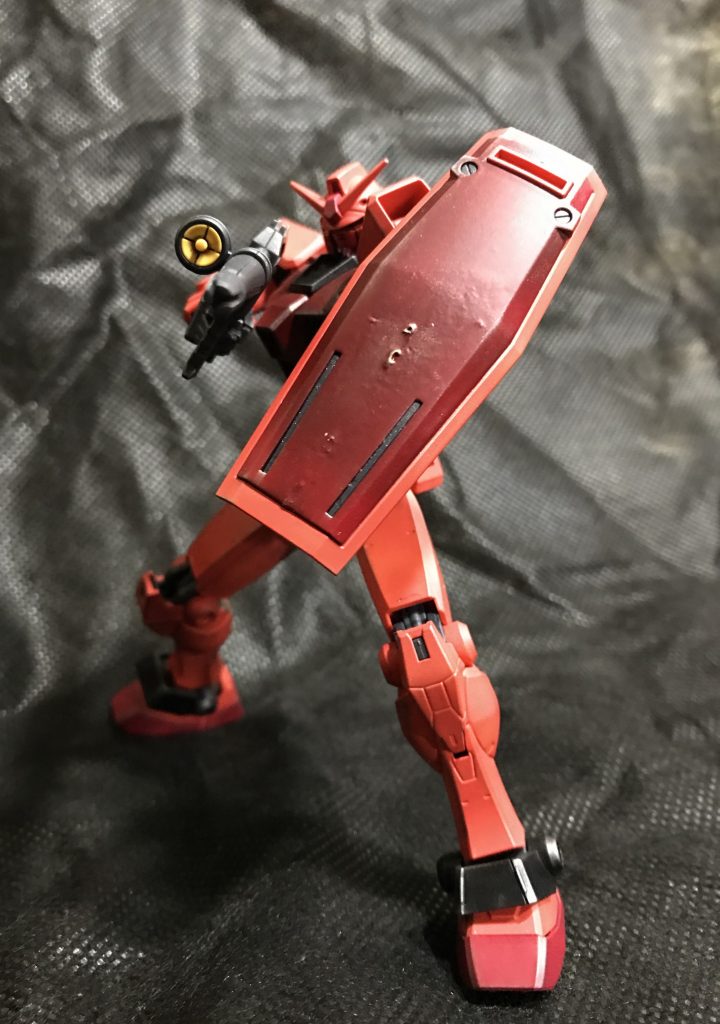 ビームライフルを盾越しで
可動がとても良いです！
が、中々上手くカッコいいポーズが難しい