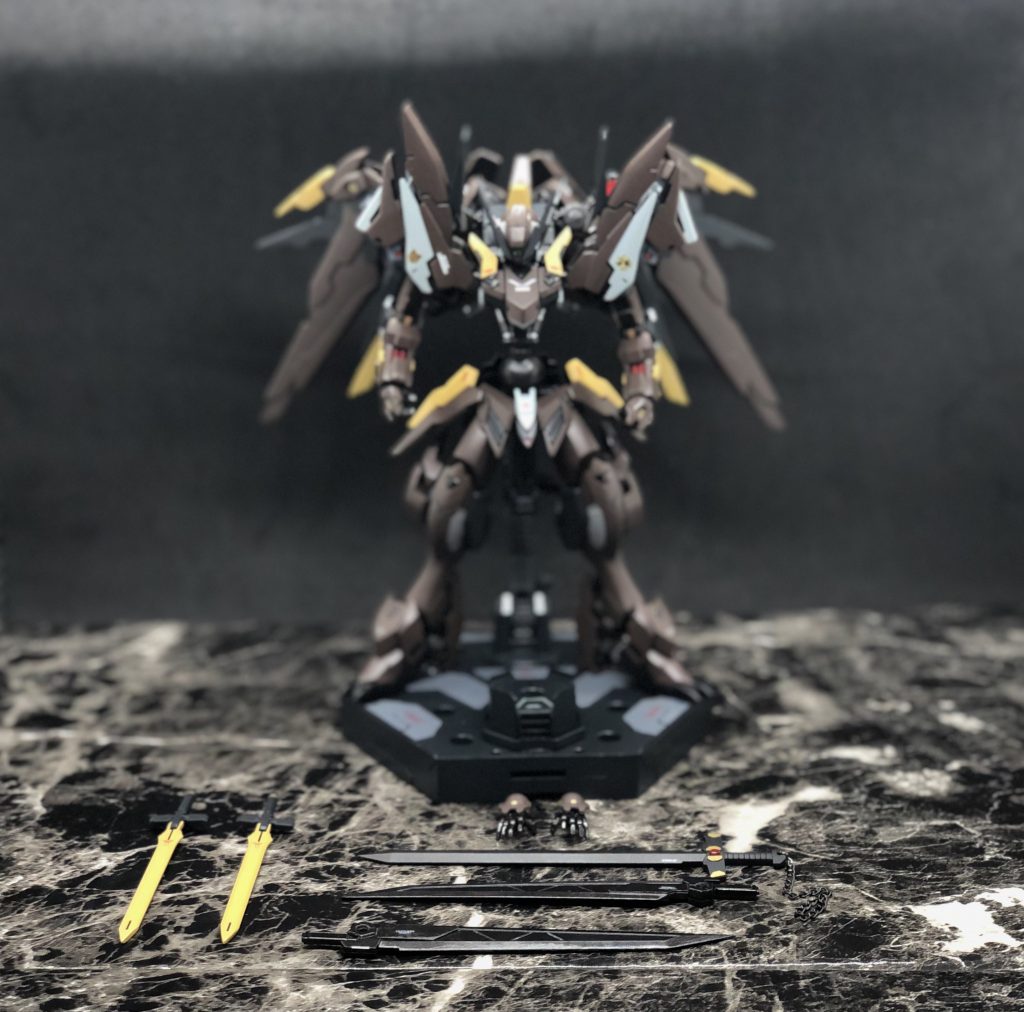 武装一覧
ソード三種のみ〔計5本〕
フェニックスは近接戦闘型+機動性が並外れている機体という事でライフル系武器はつけませんでした