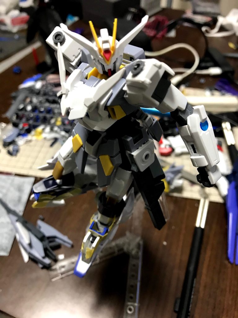 初期は手足や肩のアーマーを着脱式にしようと考えたのですが、寸法合わせが上手くいかずお蔵入りに…